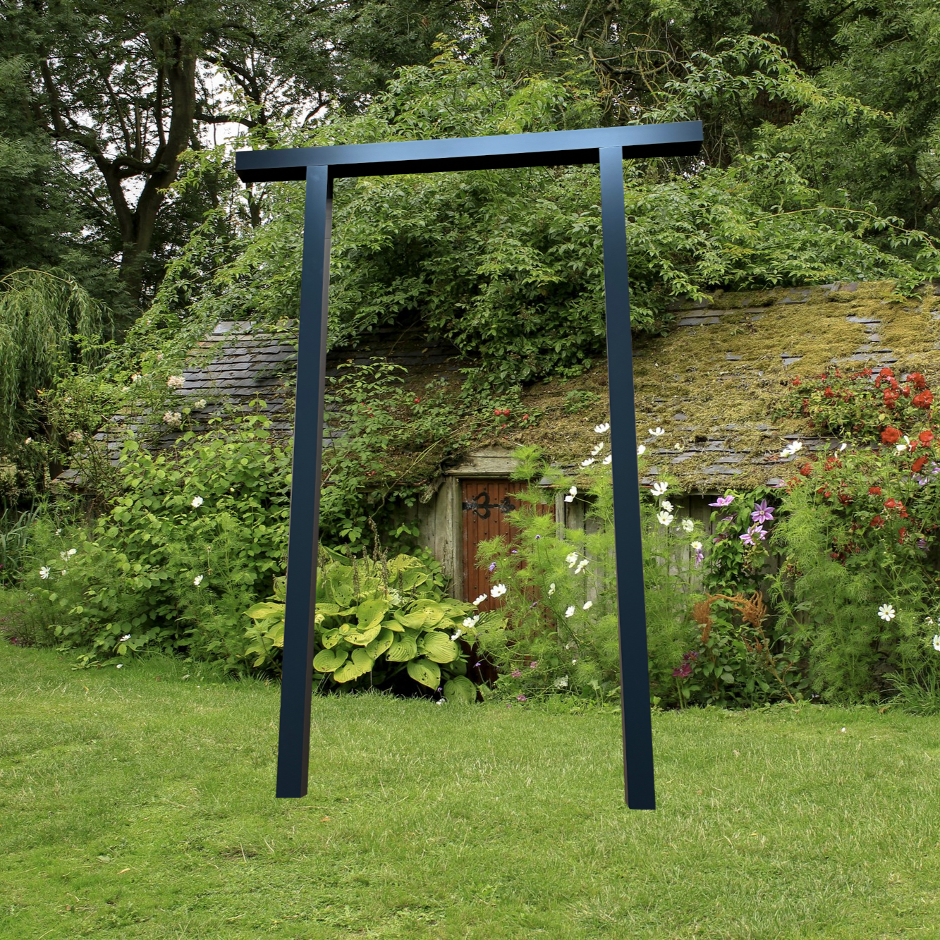 Moderner Torbogen aus Metall